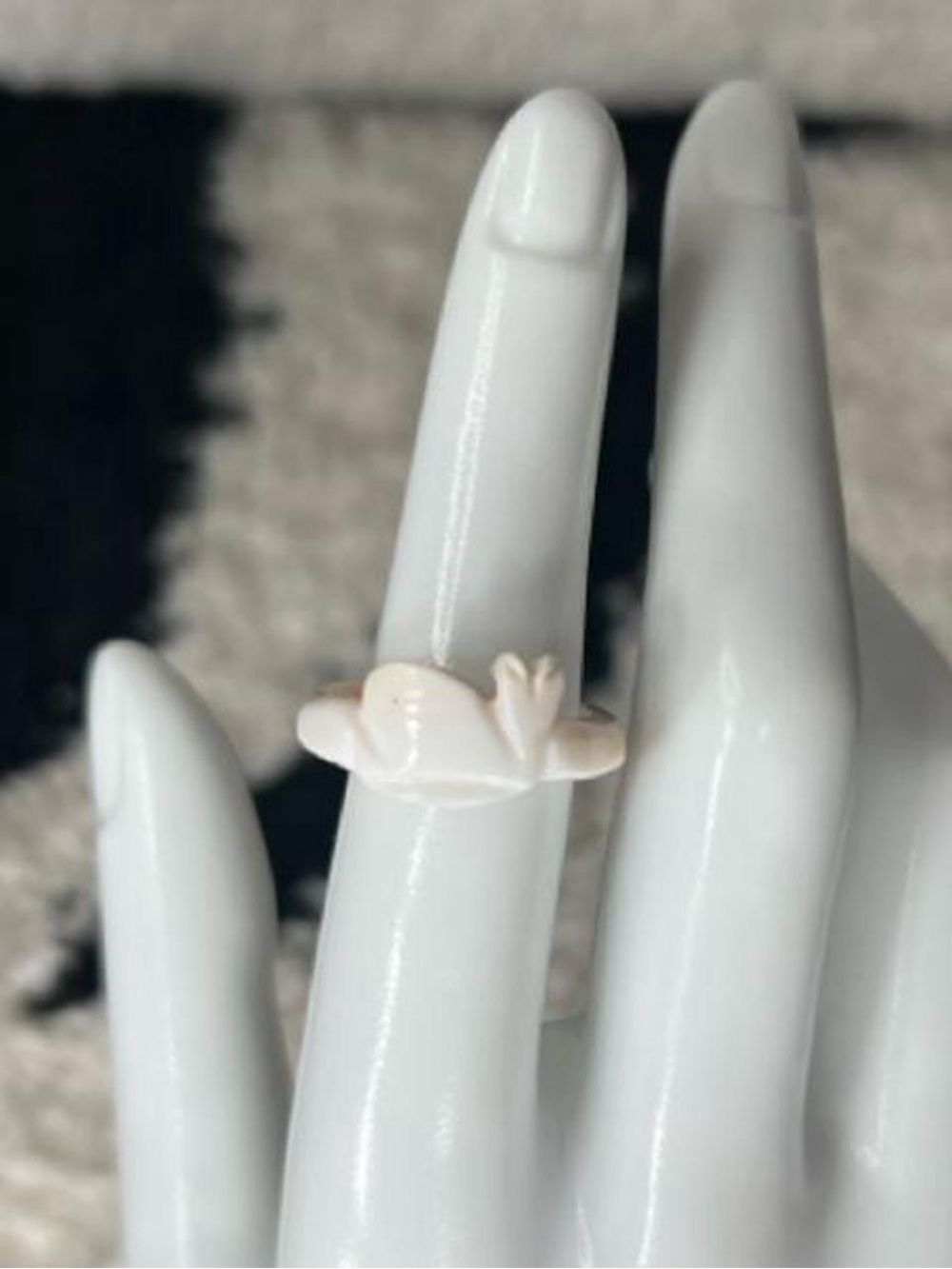 Shell whale ring White & cream color  #boho
Size 6-7 in photos